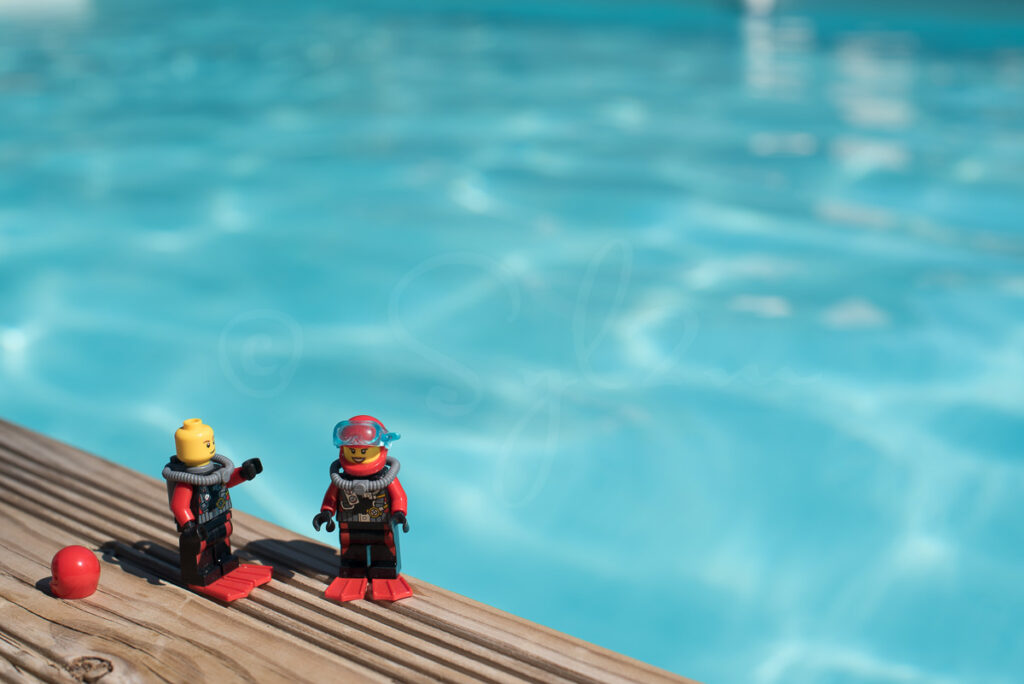 Lego Plongeur au bord de la piscine