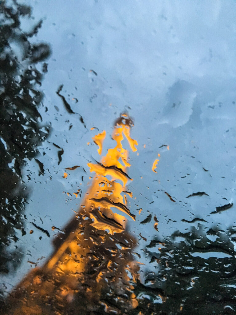 La Tour Eiffel à travers une vitre