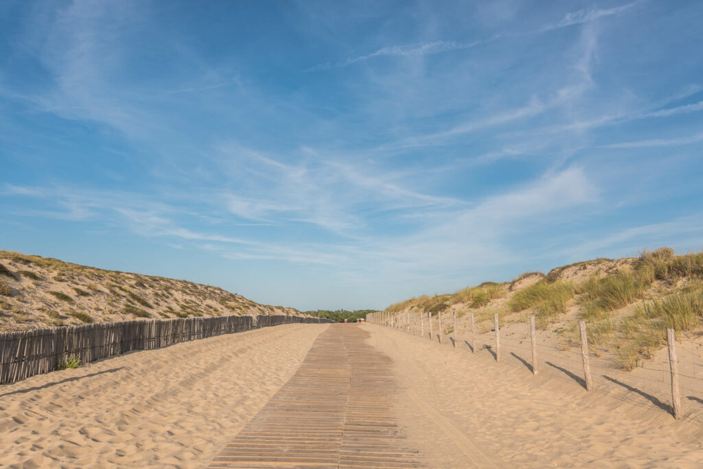 Chemin en direction de la plage