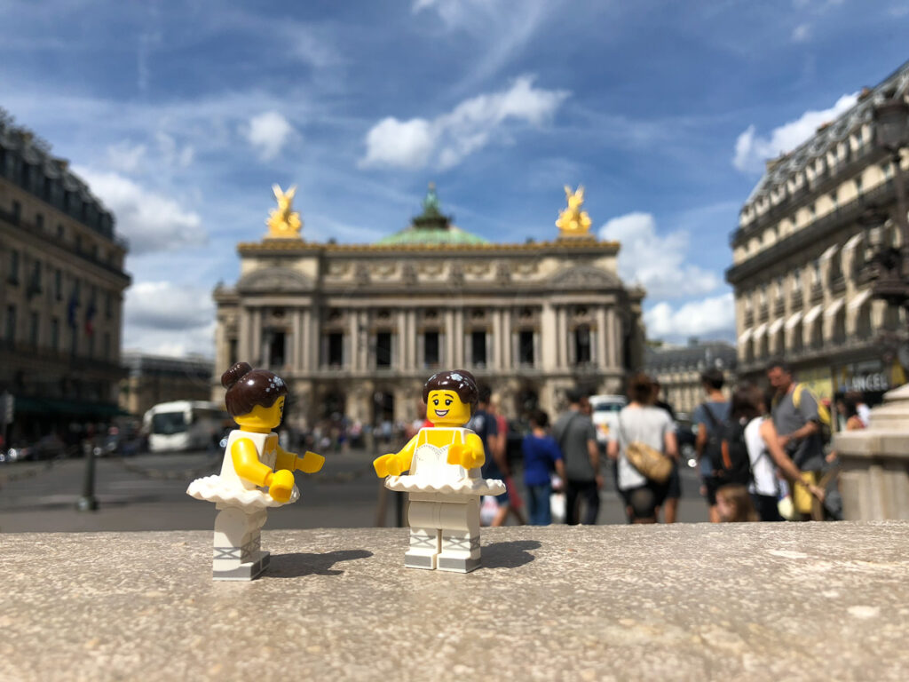 Danseuses Lego face à l'opéra Garnier