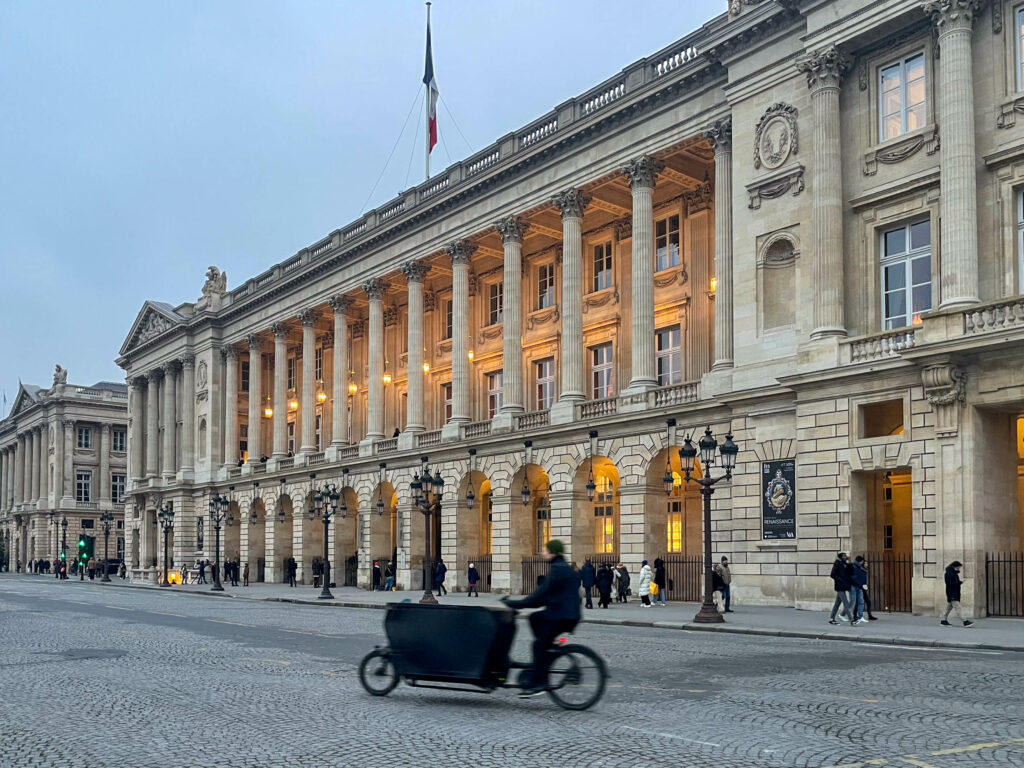 Vélo cargo devant l'Hôtel de la Marine.